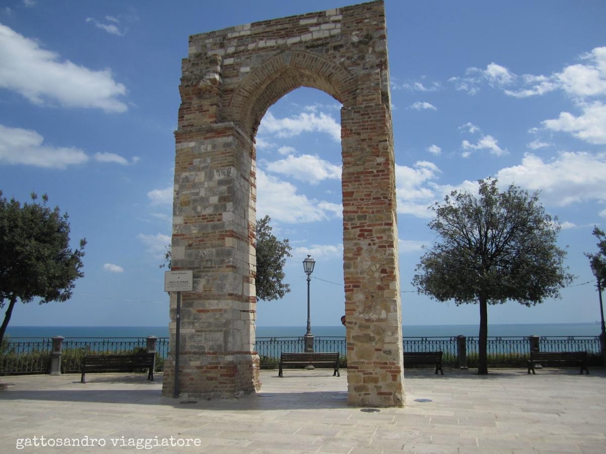 Viverenumana Appartamenti La Tua Casa In Centro A Pochi Passi Dal Mare Exterior foto